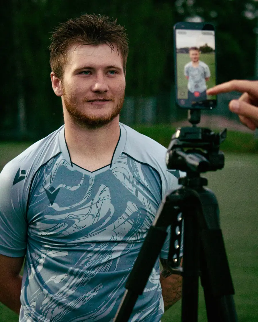 Rozhovor s fotbalistou přímo na hřišti